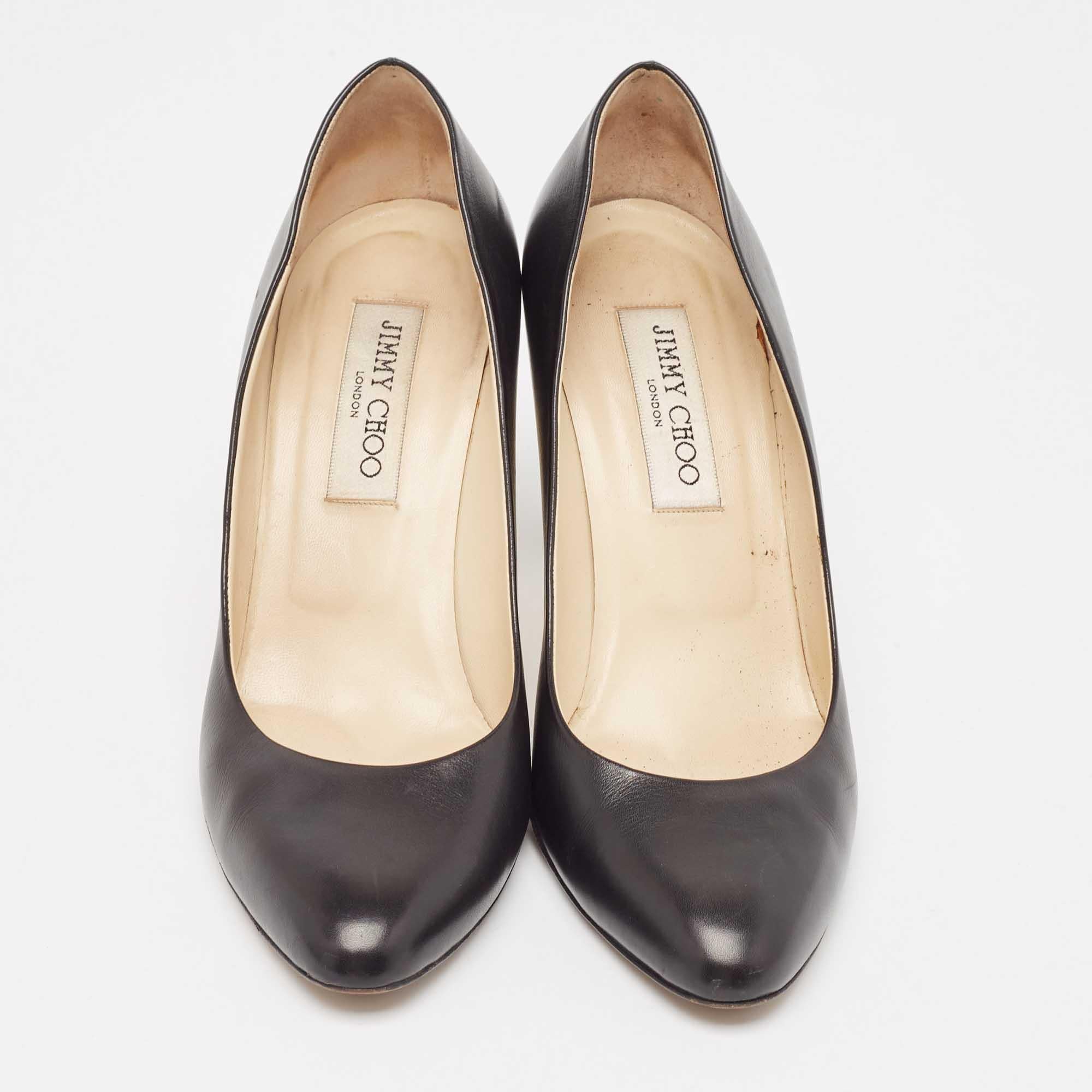Jimmy Choo Black Leather Round Toe Pumps Size 37.5 In Good Condition In Dubai, Al Qouz 2