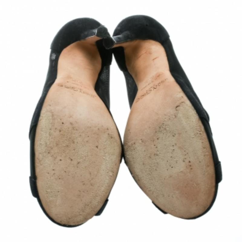 Jimmy Choo - Bottines à bout ouvert en maille noire et daim marbrée, taille 36,5 en vente 1