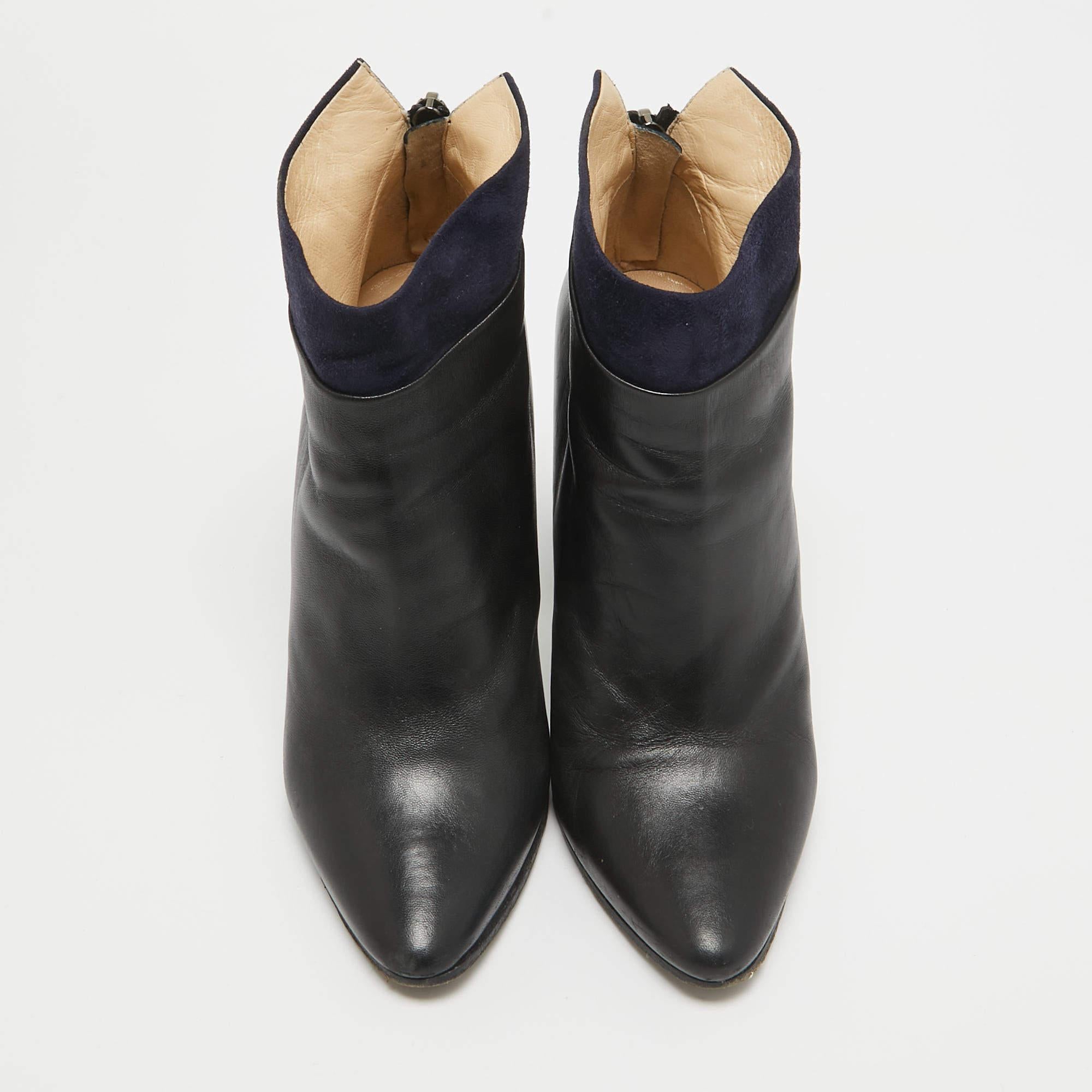 Jimmy Choo Noir/Bleu marine  Bottes de longueur cheville en cuir et daim taille 38,5 État moyen - En vente à Dubai, Al Qouz 2