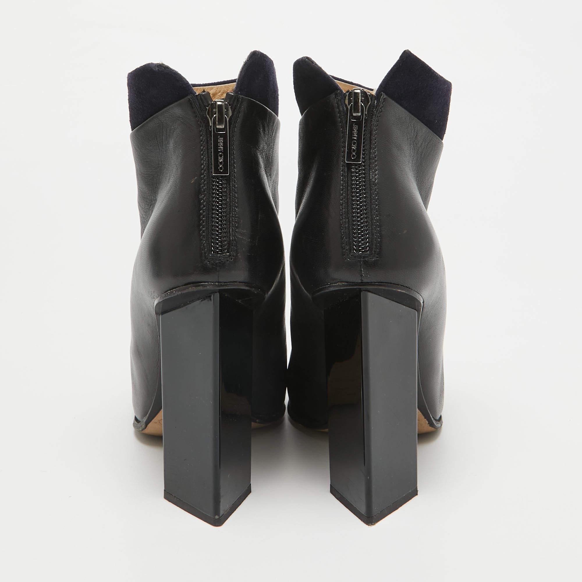 Jimmy Choo Noir/Bleu marine  Bottes de longueur cheville en cuir et daim taille 38,5 en vente 1