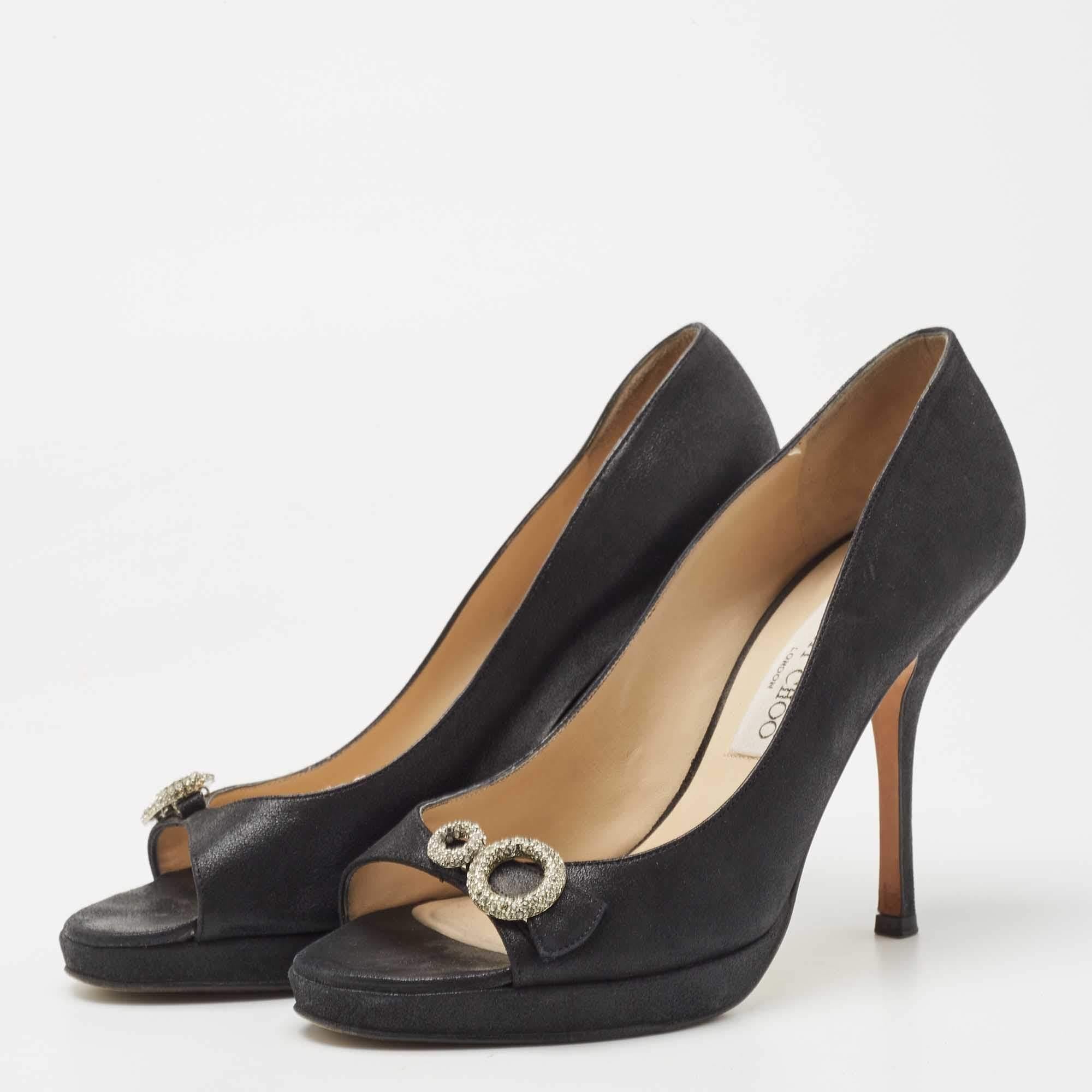 Un paio di scarpe dal design esclusivo per farti notare Queste décolleté Jimmy Choo sono realizzate in pelle nubuck e hanno la punta aperta. Presentano abbellimenti con logo sulla tomaia e sono dotate di comode solette foderate in pelle. Si ergono