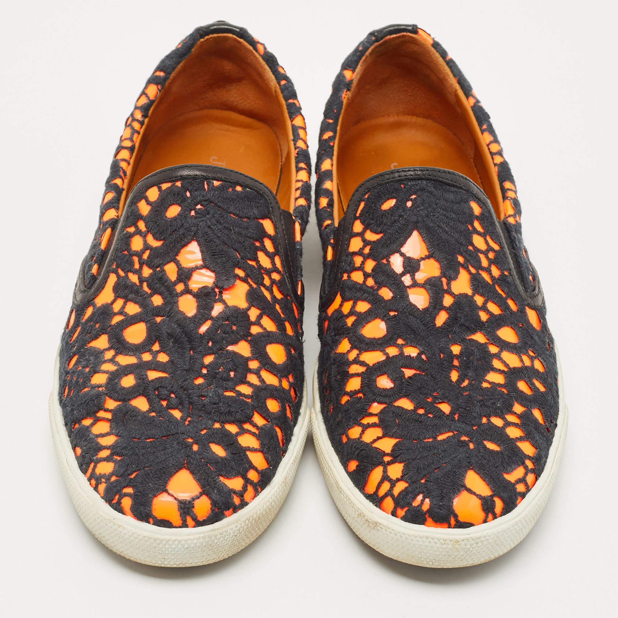 Jimmy Choo Black/Orange Lace Slip on Sneakers Size 39 In Good Condition For Sale In Dubai, Al Qouz 2