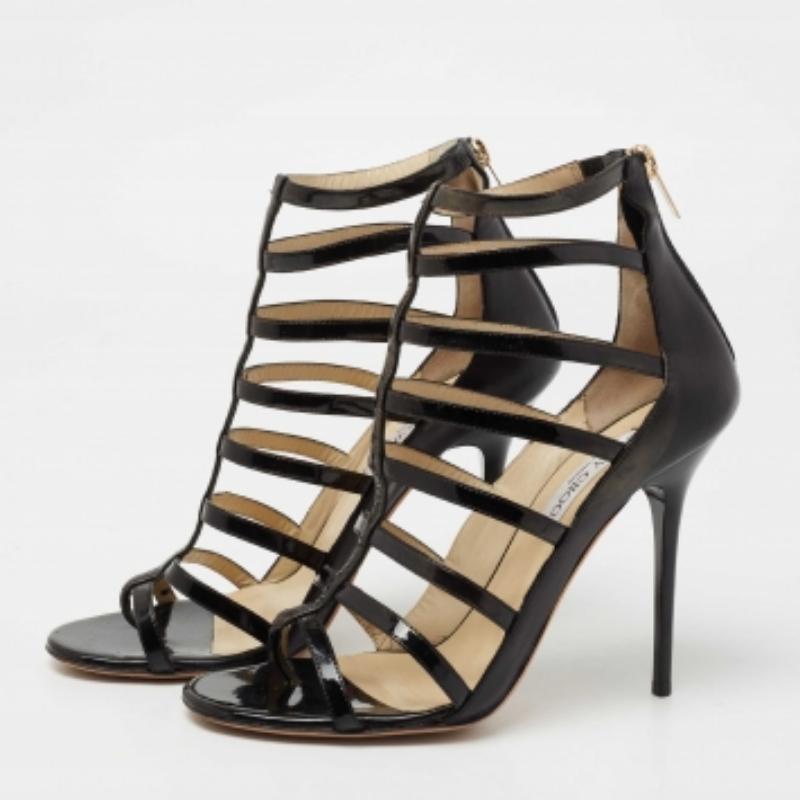 Cuando se trata de la casa Jimmy Choo, ten por seguro que tus necesidades de moda están cubiertas. ¡Estas sandalias gladiadoras súper chic destilan encanto con su diseño moderno! Están confeccionadas con charol negro y piel en el exterior y muestran