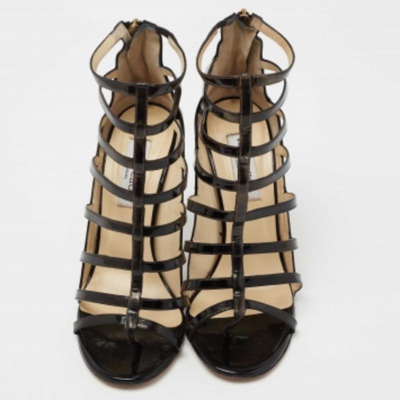Jimmy Choo Sandalias gladiadoras de charol negro y piel talla 39.5 en Bueno estado para la venta en Dubai, Al Qouz 2