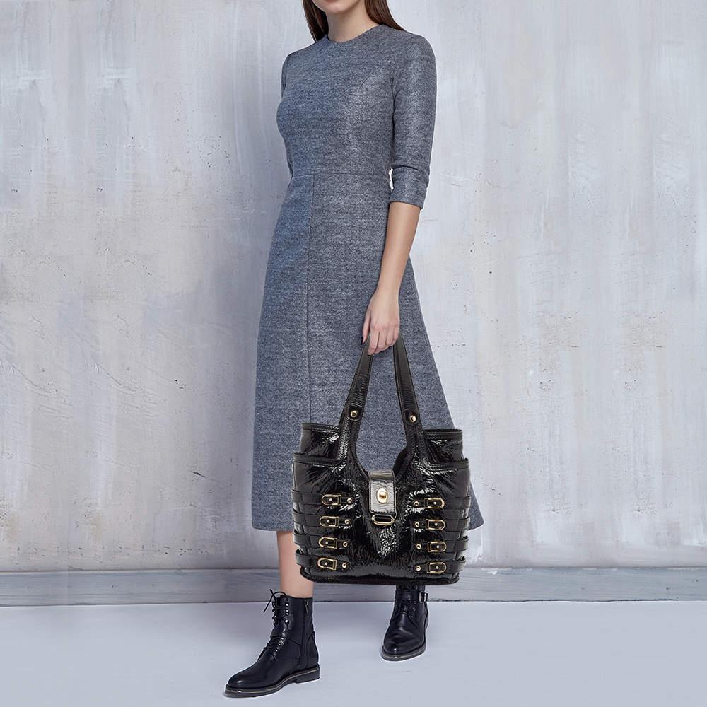 This alluring tote bag for women has been designed to assist you on any day. Convenient to carry and fashionably designed the tote is cut with skill and sewn into a great shape. It is well equipped to be a reliable accessory.