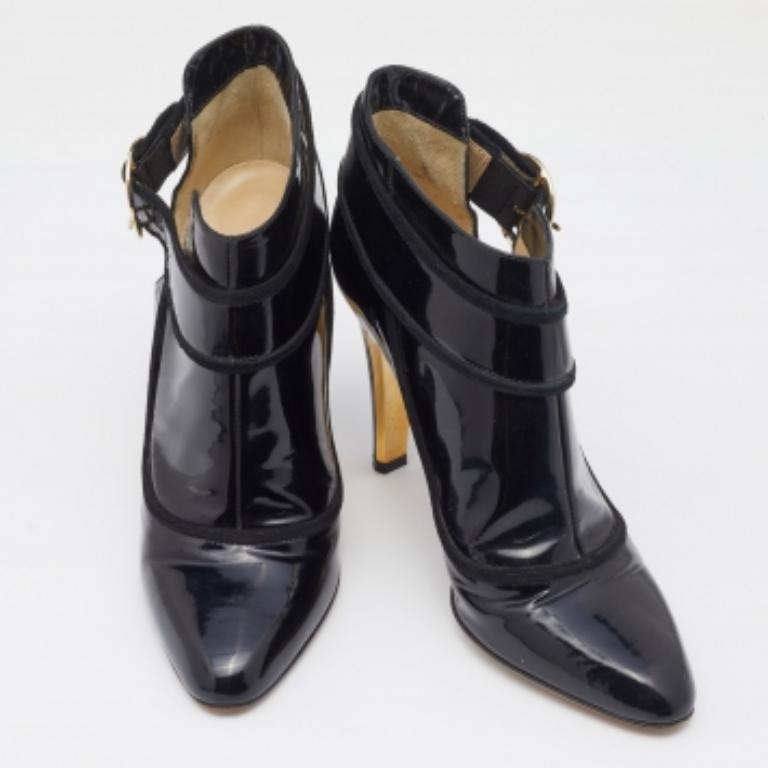 Put your best foot forward with these Jimmy Choo boots. Created from patent leather, they are equipped with an ankle buckle closure, 11cm heels, and comfortable footbeds. The gold-tone accents against the black exterior offer this pair a luxe