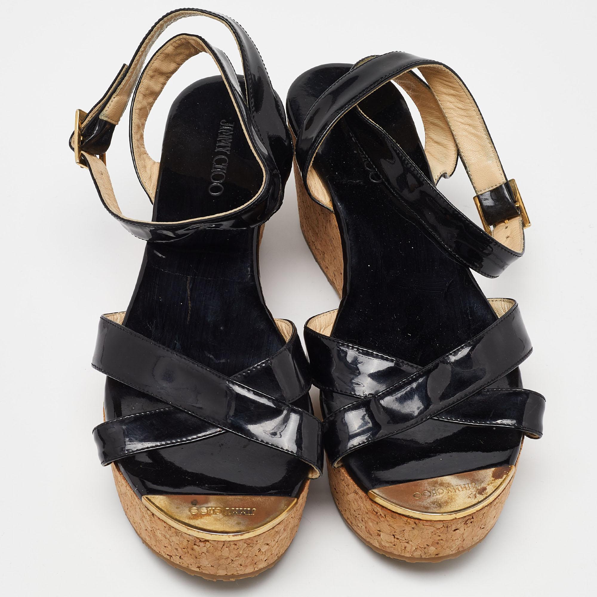 Marron Jimmy Choo - Sandales à semelles compensées en liège et en cuir verni noir - Taille 39 en vente