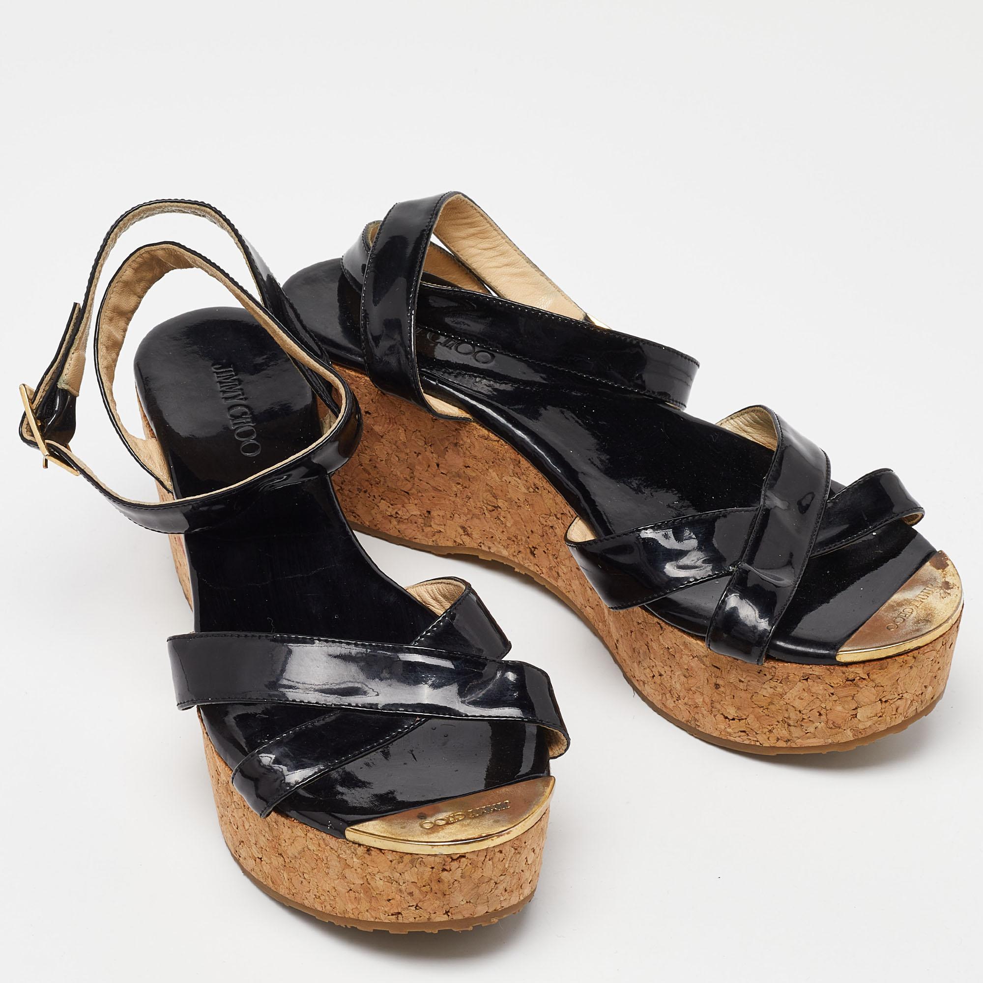 Jimmy Choo - Sandales à semelles compensées en liège et en cuir verni noir - Taille 39 Bon état - En vente à Dubai, Al Qouz 2