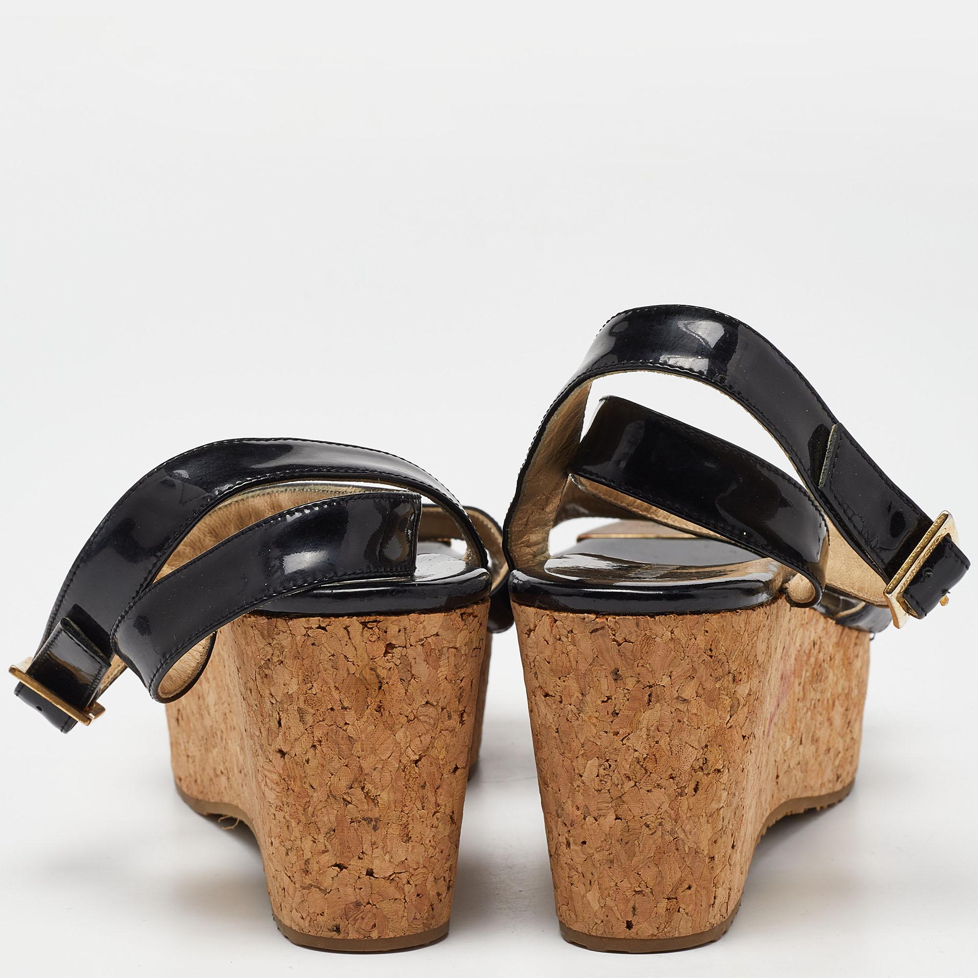 Jimmy Choo - Sandales à semelles compensées en liège et en cuir verni noir - Taille 39 Pour femmes en vente