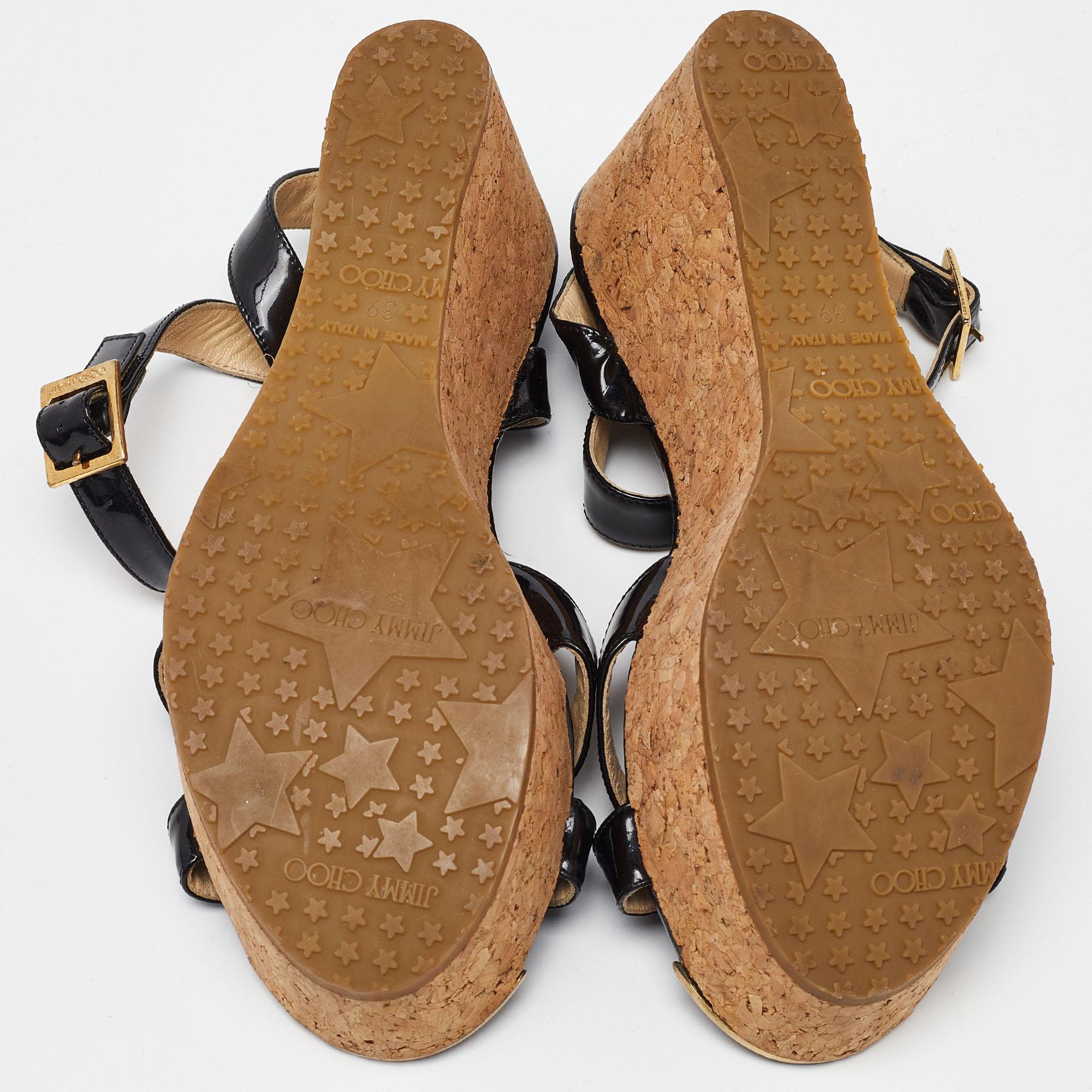 Jimmy Choo - Sandales à semelles compensées en liège et en cuir verni noir - Taille 39 en vente 1