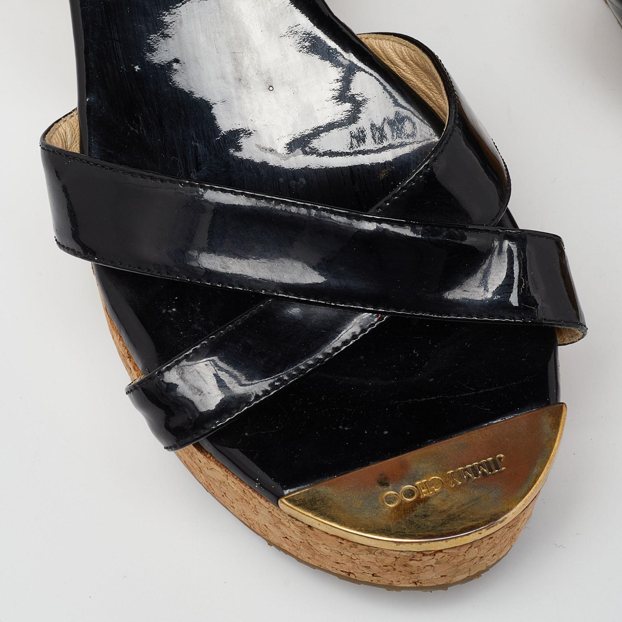 Jimmy Choo - Sandales à semelles compensées en liège et en cuir verni noir - Taille 39 en vente 2