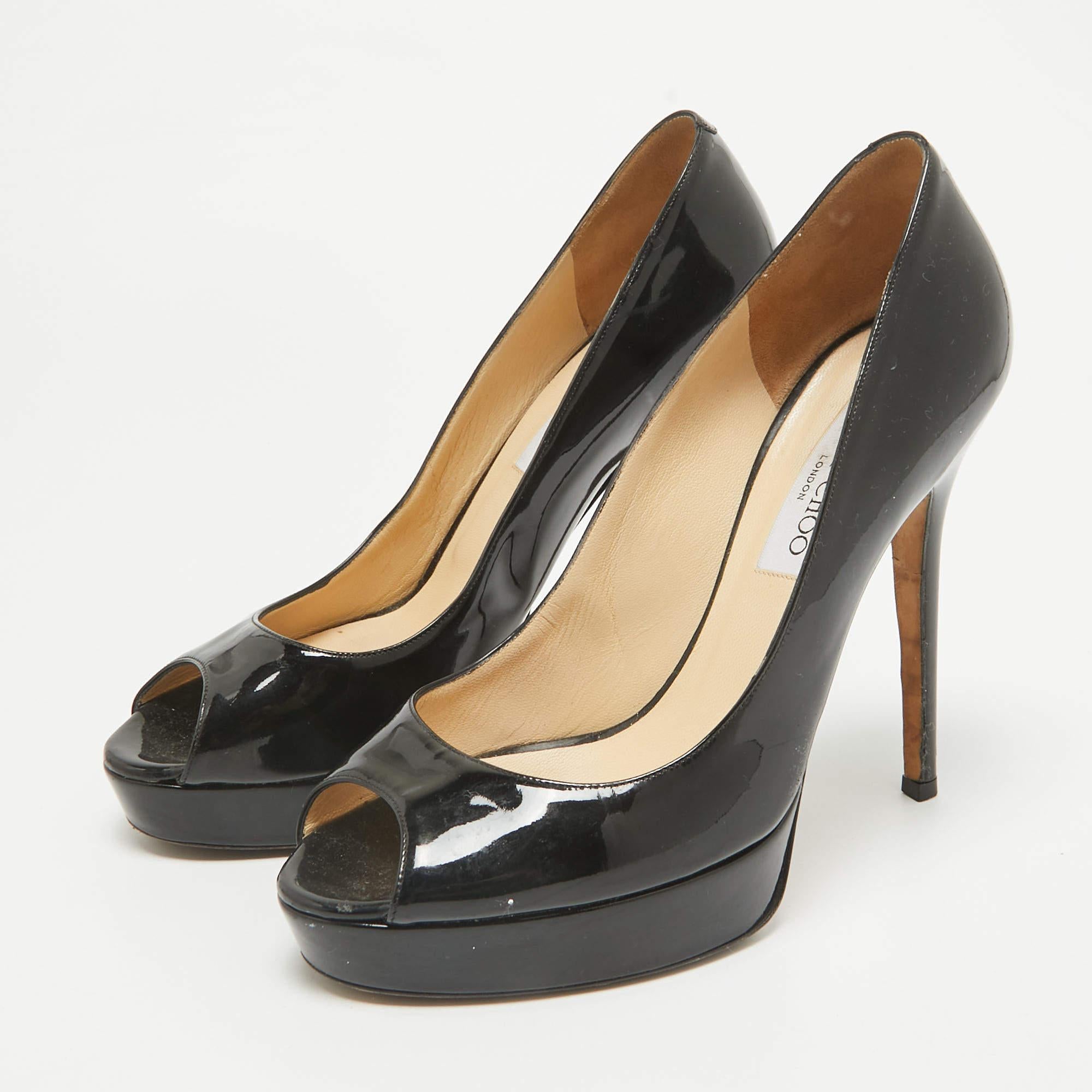 Cut into a timeless silhouette this pair of pumps is simple yet classy. With a classy shade it flaunts durable soles and comfortable footbeds.