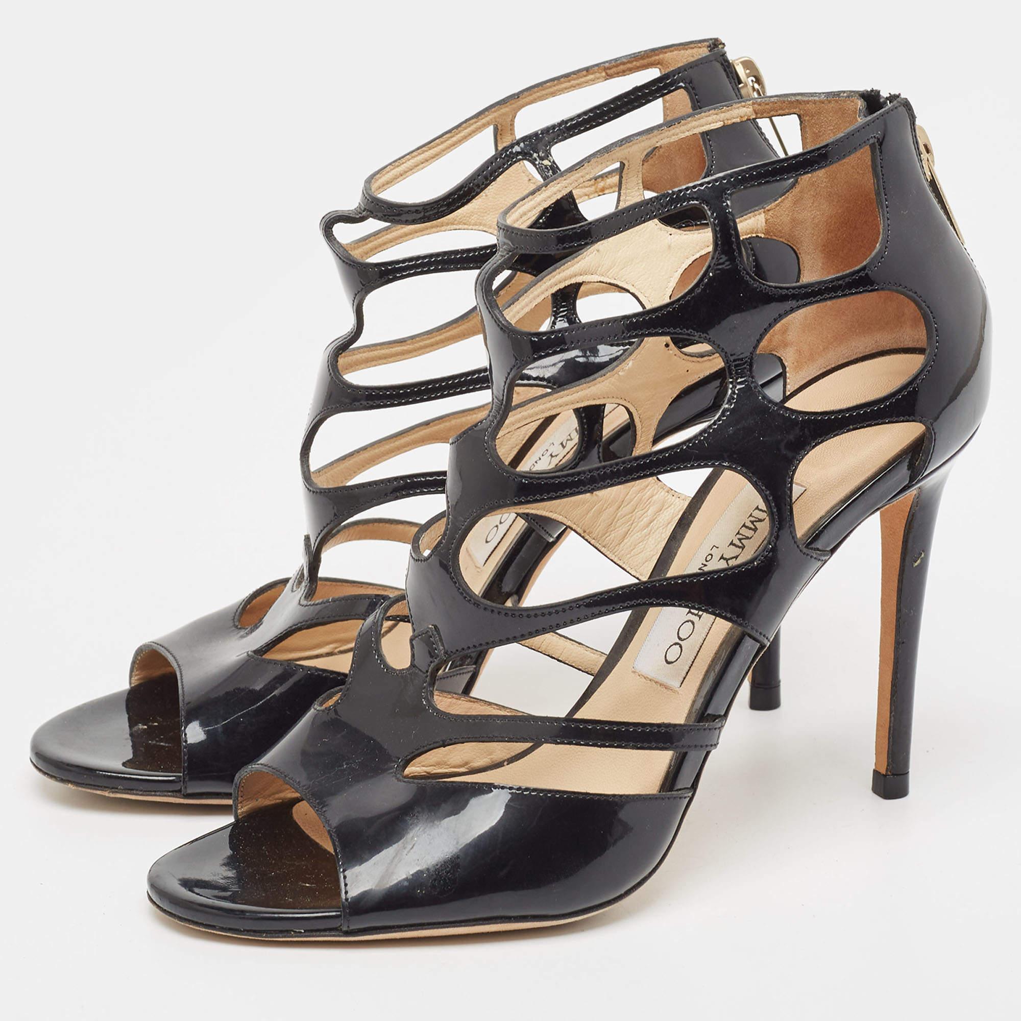 These sandals will frame your feet in an elegant manner. Crafted from quality materials, they display a classy design and comfortable insoles.