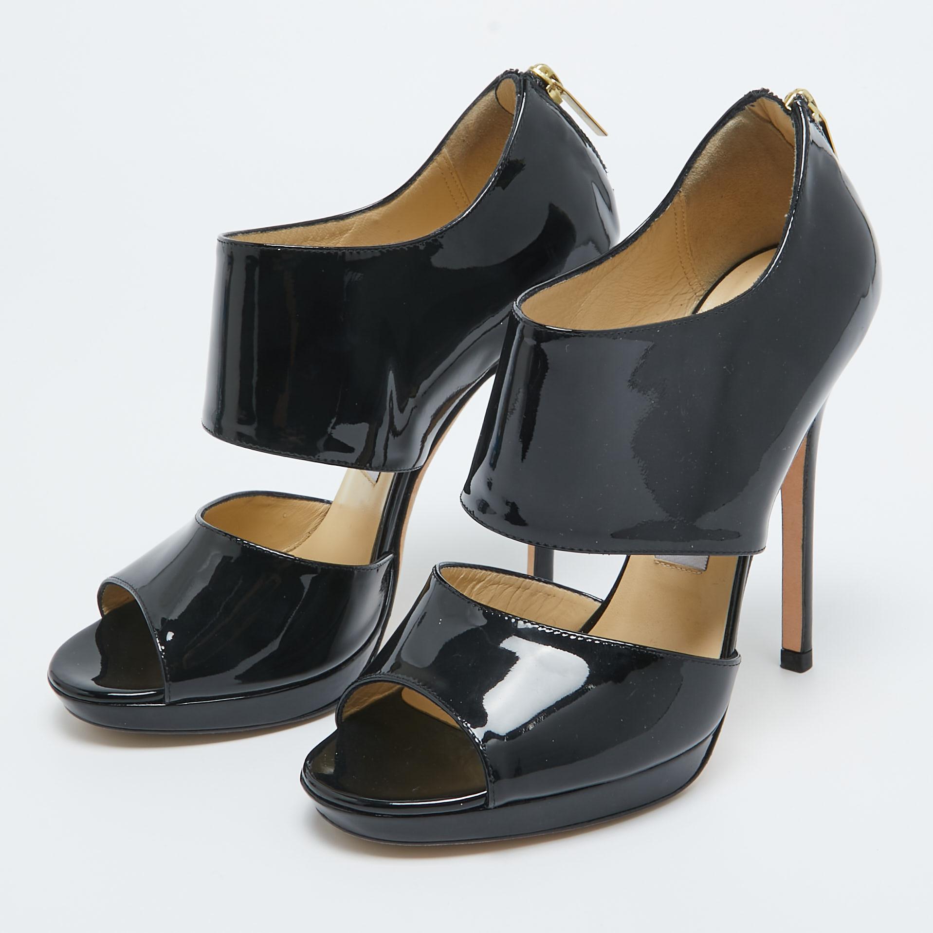 Descubre la elegancia del calzado con estas sandalias para mujer de Jimmy Choo. Meticulosamente diseñados, estos tacones combinan moda y comodidad, para que brilles en cualquier situación.