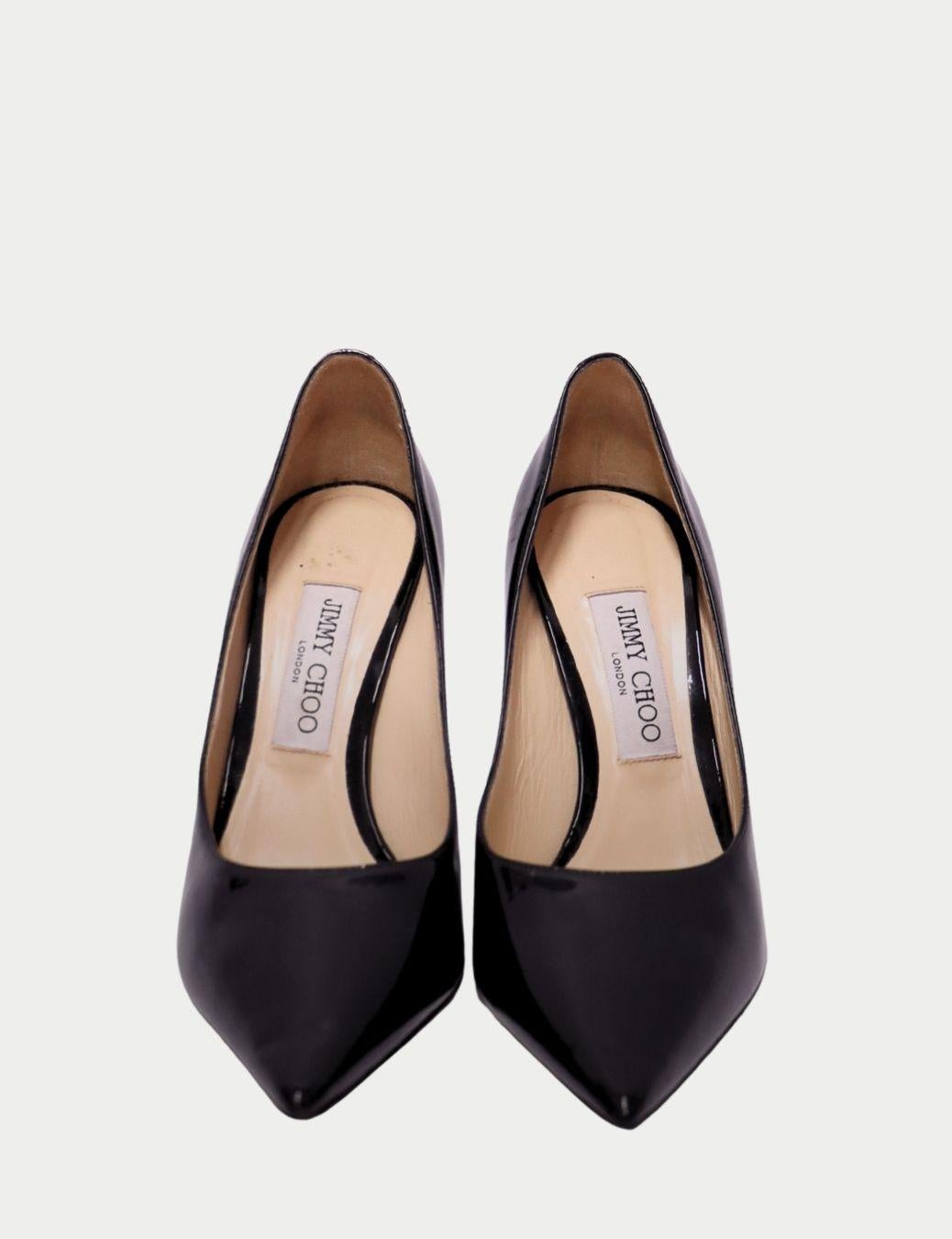 Jimmy Choo Pumps in vernice nera - Tacchi a spillo a punta classica

Entra in una sofisticatezza senza tempo con queste décolleté in vernice nera di Jimmy Choo, pensate per le donne che amano un look elegante e raffinato. Caratterizzate da una