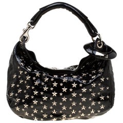 Jimmy Choo Schwarzes Sonnenhobo aus Lackleder mit Sternenbesatz, Jimmy Choo