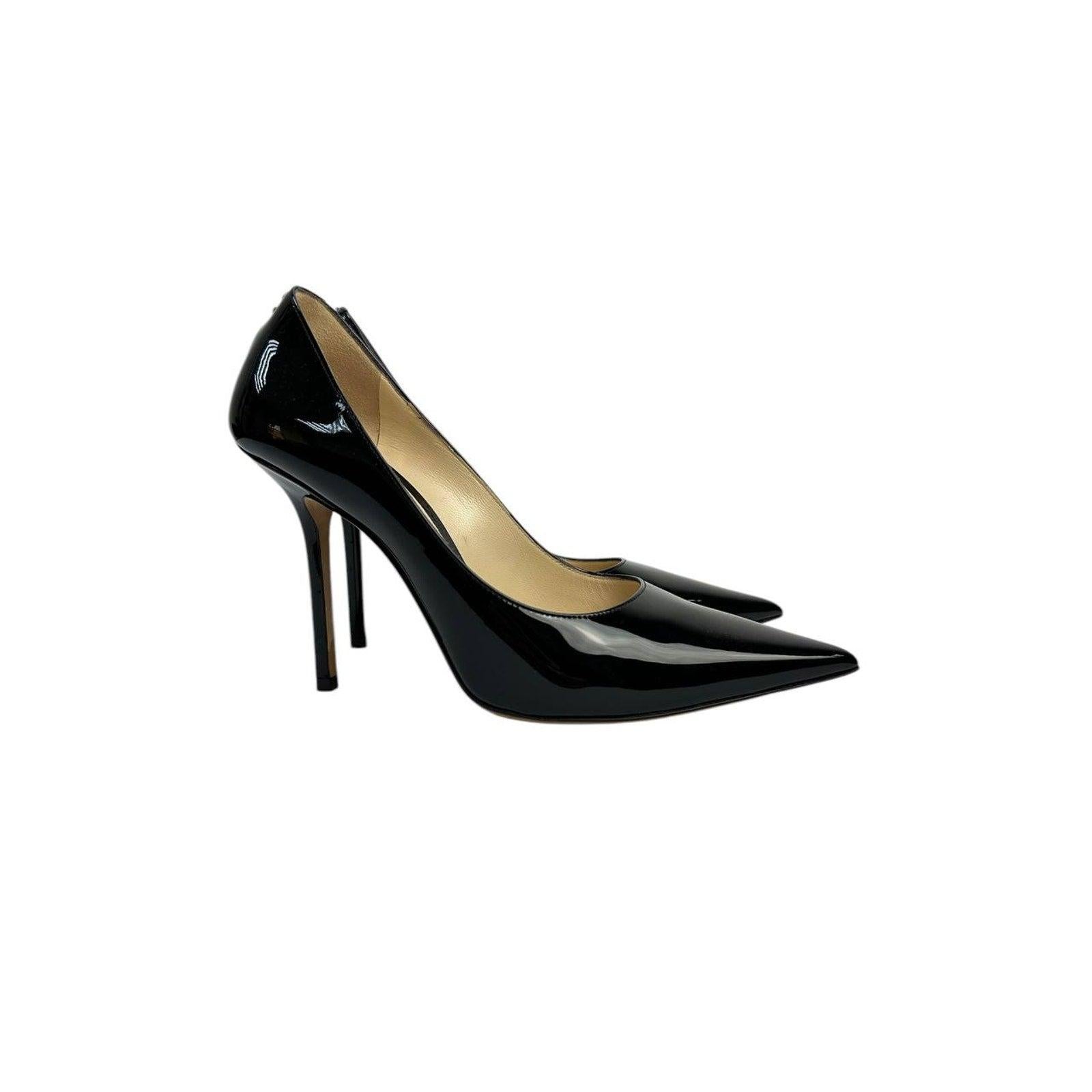 Vous serez élégante avec ces escarpins à talon aiguille classiques en cuir verni noir de Jimmy Choo. Ces talons sont l'ultime déclaration d'élégance et de sophistication, parfaits pour toutes les occasions. La finition vernie brillante ajoute une