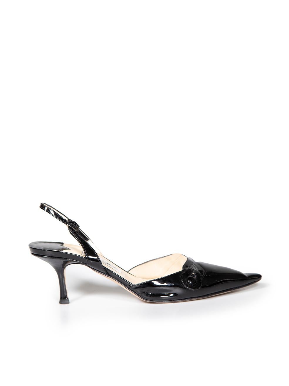 L'ÉTAT est bon. Une usure mineure des chaussures est évidente. Légère usure du cuir et plis sur cet article de revente de Jimmy Choo.
 

 

 

 Détails
 

 

 Noir
 

 Cuir verni
 

 Escarpins à talons
 

 Pointe de pied
 

 Boutons sur le devant
