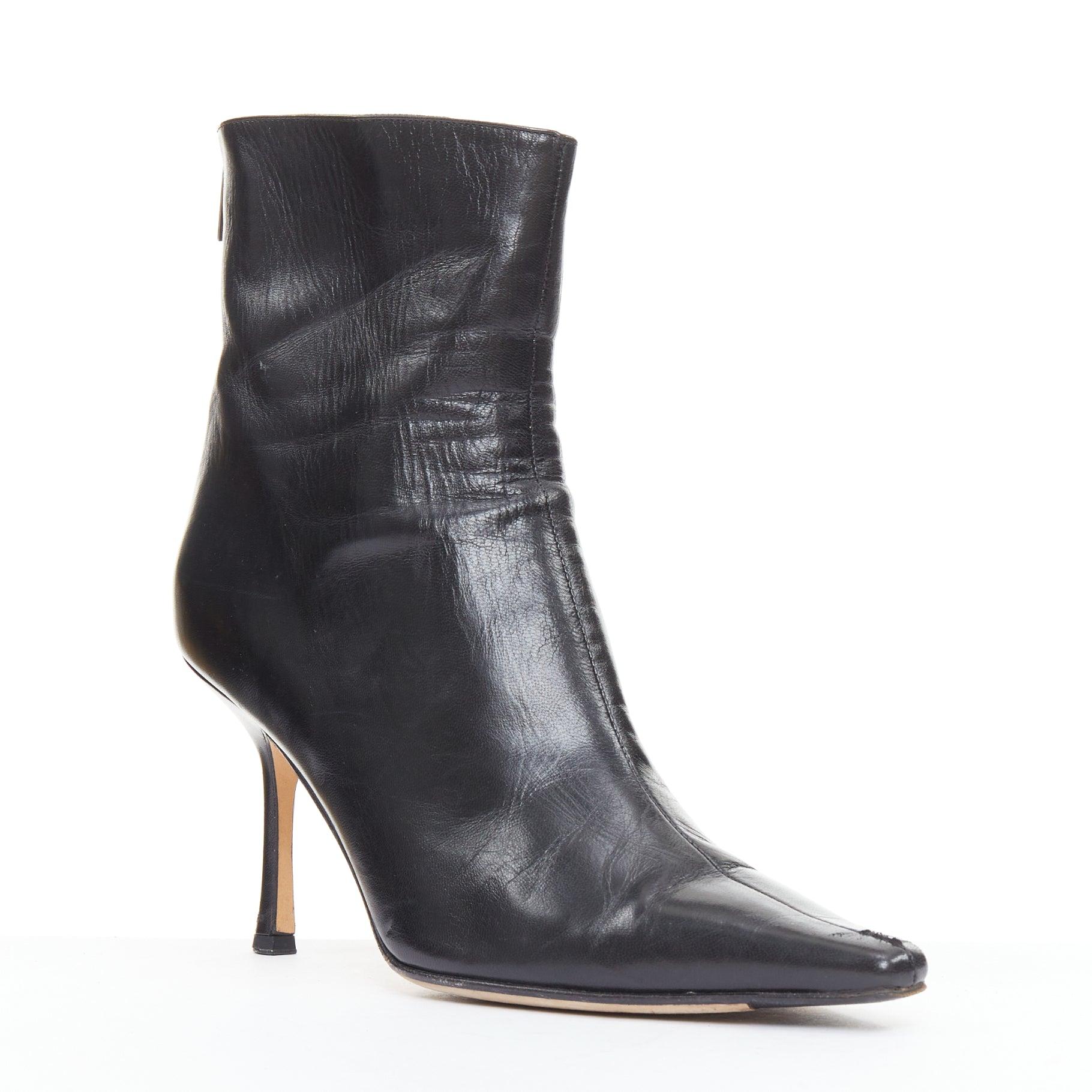 JIMMY CHOO botines con tacón de carrete de punta cuadrada negros EU39.5
Referencia: JHDN/A00100
Marca: Jimmy Choo
Material: Piel
Color: Negro
Patrón: Sólido
Cierre: cremallera
Forro: Piel negra
Detalles adicionales: Cremallera trasera.
Fabricado en: