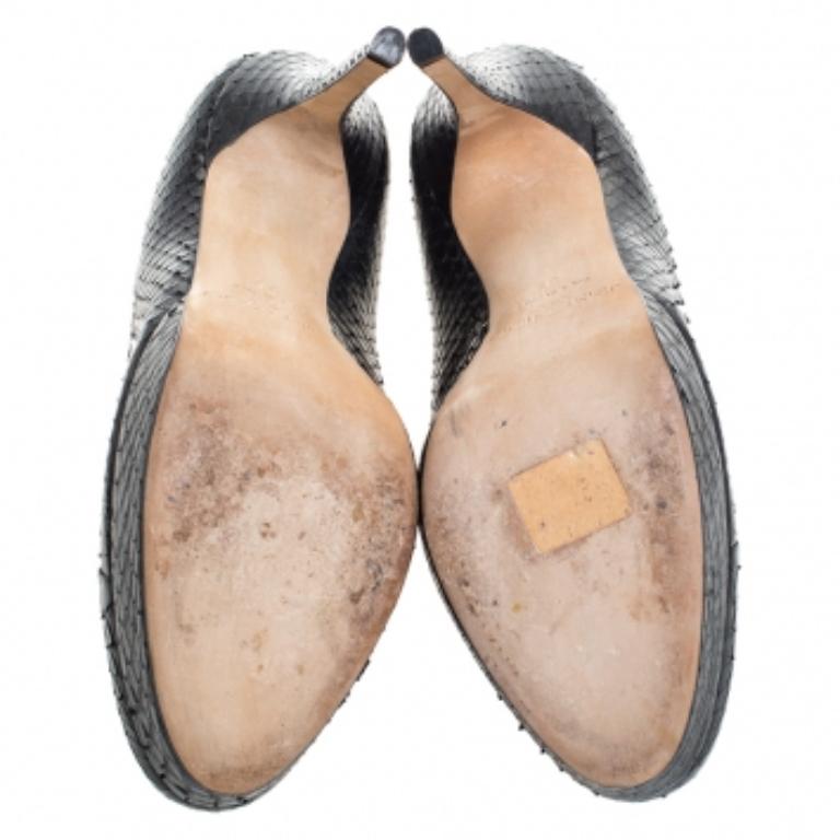 Vous ne pouvez jamais vous tromper avec ces escarpins classiques de Jimmy Canoo. Fabriquées en Italie, elles sont réalisées en cuir de python exotique. Ils sont proposés dans une jolie teinte noire, élégante et polyvalente. Elles sont dotées de