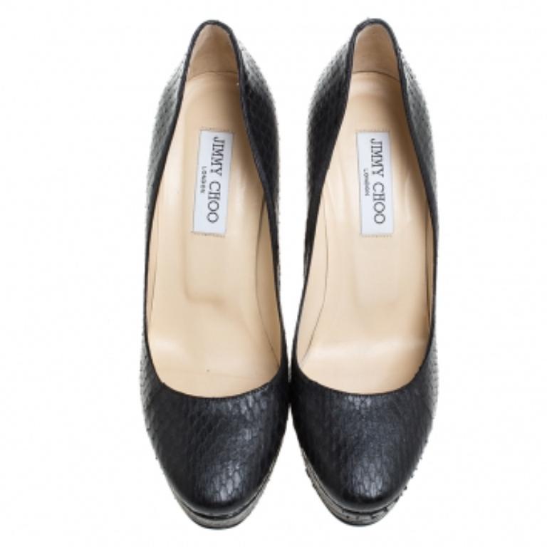 Jimmy Choo - Escarpins à plateforme Cosmic en cuir de python noir - Taille 39 Bon état - En vente à Dubai, Al Qouz 2