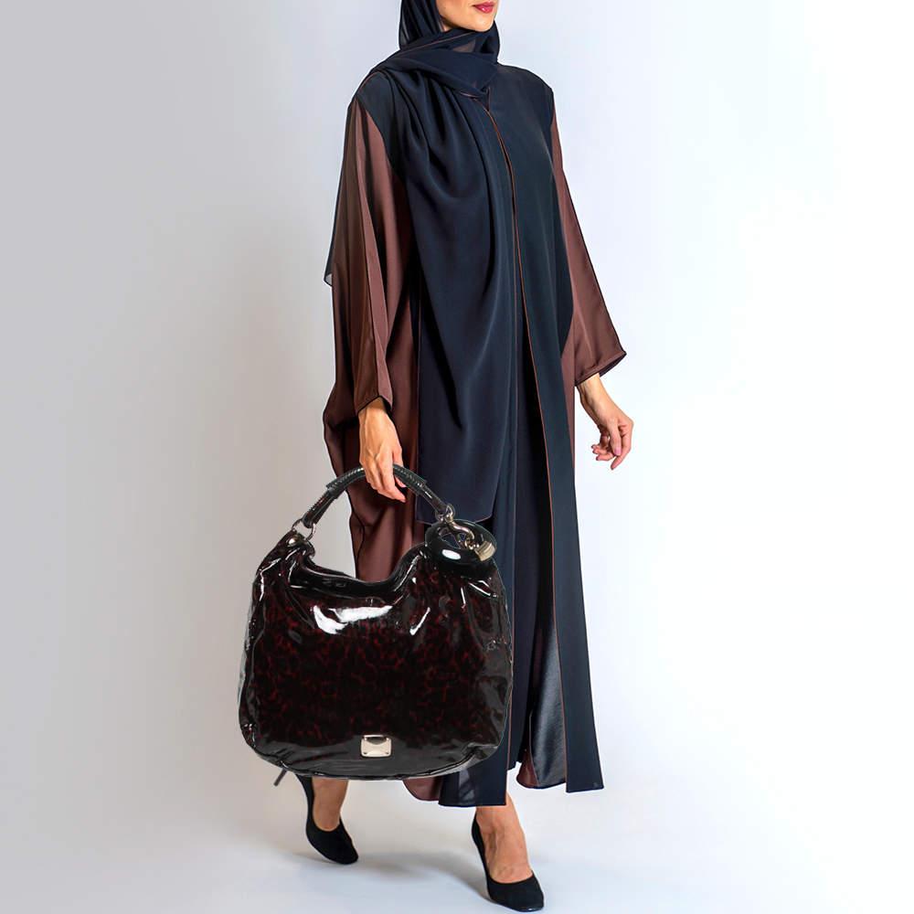Stylish handbags never fail to make a fashionable impression. Make this designer hobo yours by pairing it with your sophisticated workwear as well as chic casual looks. 
