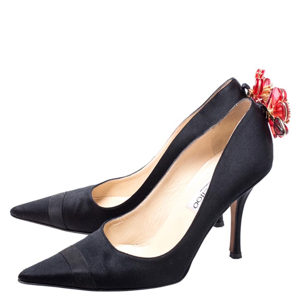 Jimmy Choo Black Satin Plastic Flower Clip Pointed Toe Pumps Size 37 In Good Condition For Sale In Dubai, Al Qouz 2