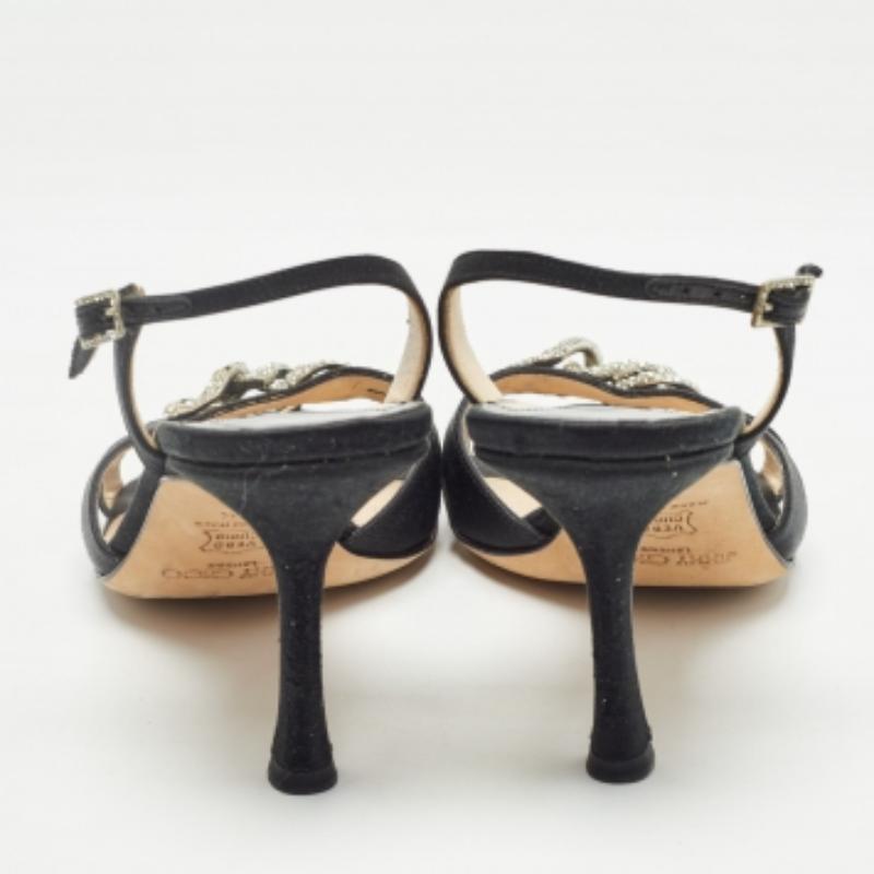 Jimmy Choo Sandalias negras de satén con tira en el talón talla 38.5 en Bastante bueno estado para la venta en Dubai, Al Qouz 2