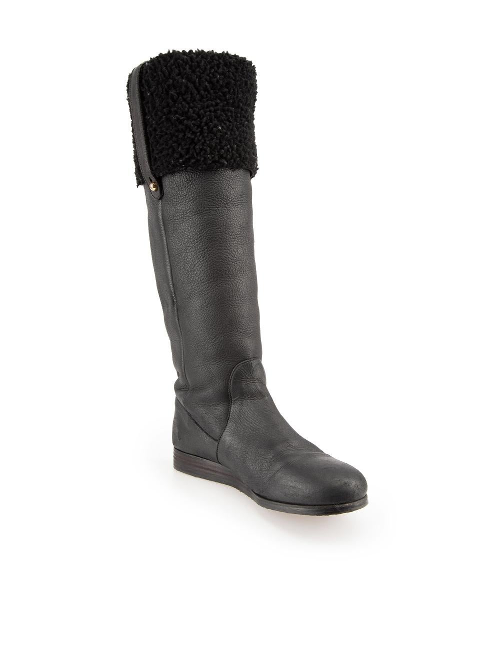 L'ÉTAT est bon. Les bottes présentent une légère usure. Petites rayures et détériorations à l'avant, au centre, sur les côtés et à l'arrière des deux chaussures. Une fissure à la pointe de la semelle de la chaussure droite et une légère décoloration