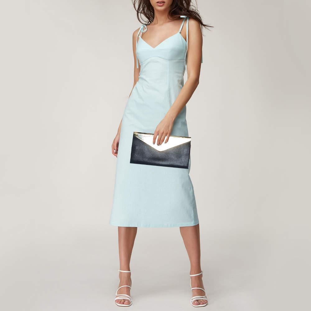 Questa pochette firmata da donna ha un design che garantisce un grande fascino, sia che venga tenuta in mano sia che venga infilata sotto il braccio. È un pezzo realizzato con cura e destinato a durare a lungo.