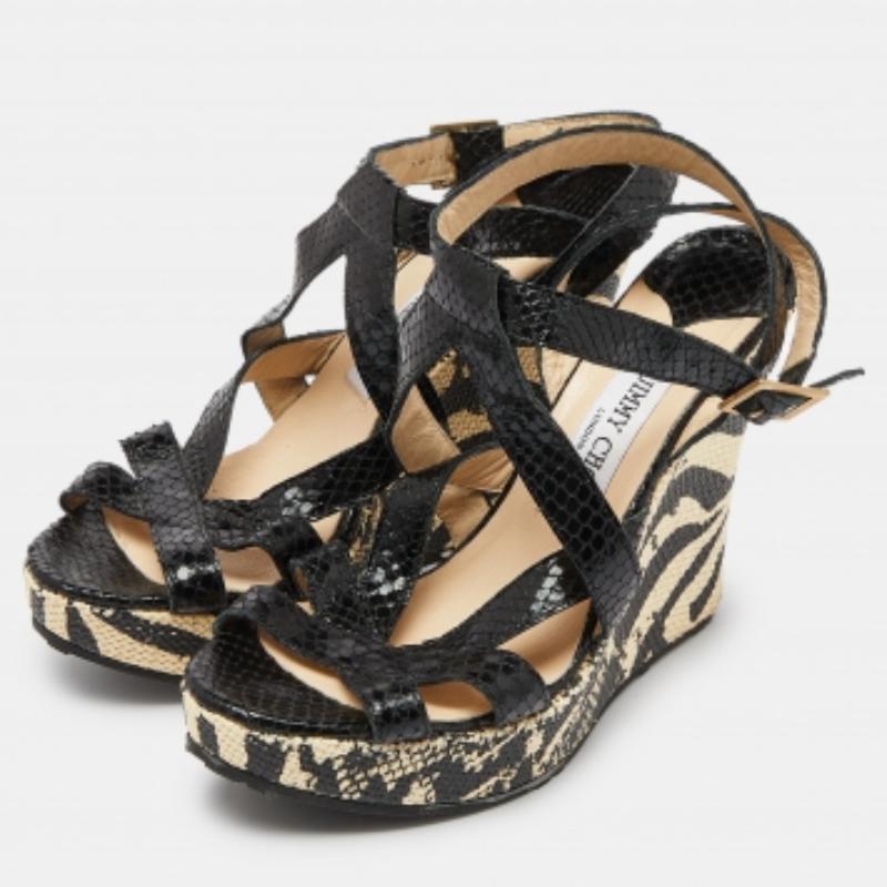 Jimmy Choo Sandalias de cuña con plataforma de piel de serpiente negra en relieve Talla 39 en Bueno estado para la venta en Dubai, Al Qouz 2