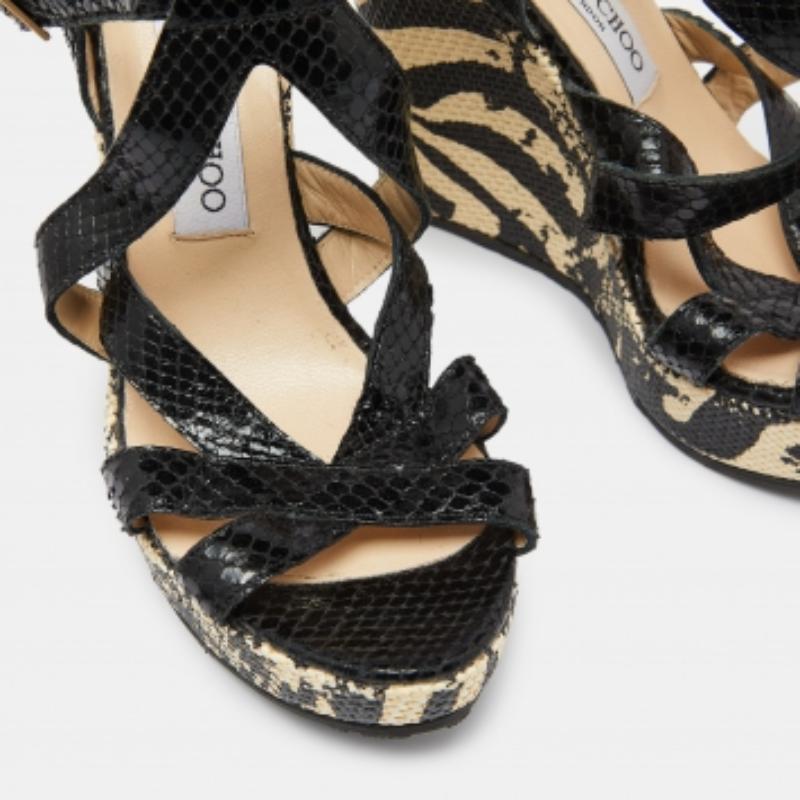 Jimmy Choo Sandalias de cuña con plataforma de piel de serpiente negra en relieve Talla 39 en venta 1