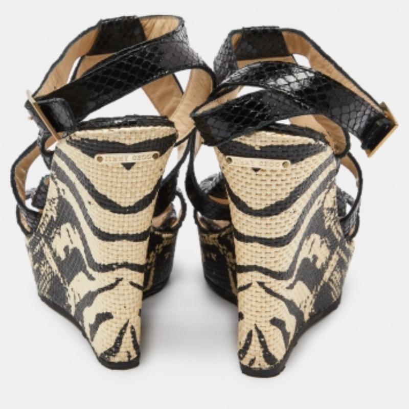 Jimmy Choo Sandalias de cuña con plataforma de piel de serpiente negra en relieve Talla 39 en venta 3