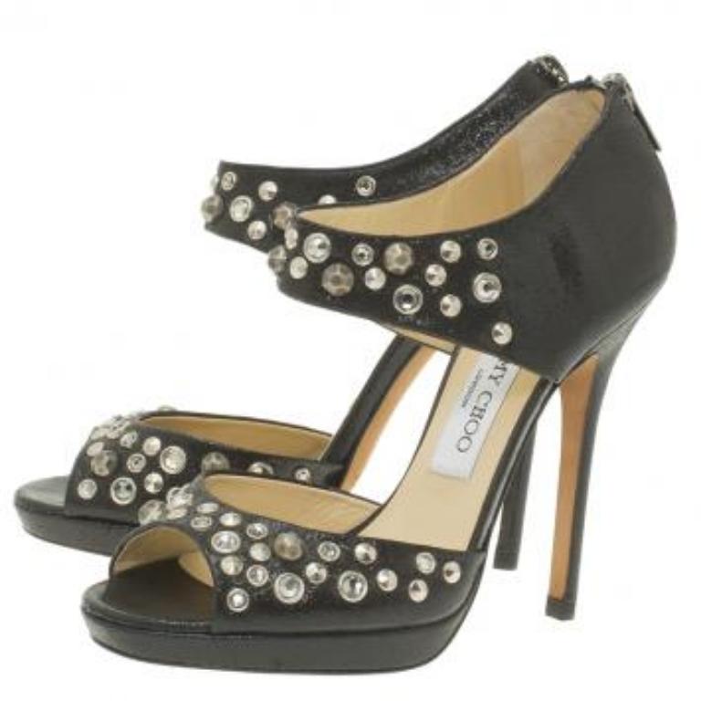 Portez cette paire de sandales à plateforme Bonnie Back Zip, chic et moderne, de la maison Jimmy Choo. Confectionnées en cuir noir clouté, elles présentent des orteils incurvés et une adorable bride sur l'empeigne. Cette paire de sandales est dotée