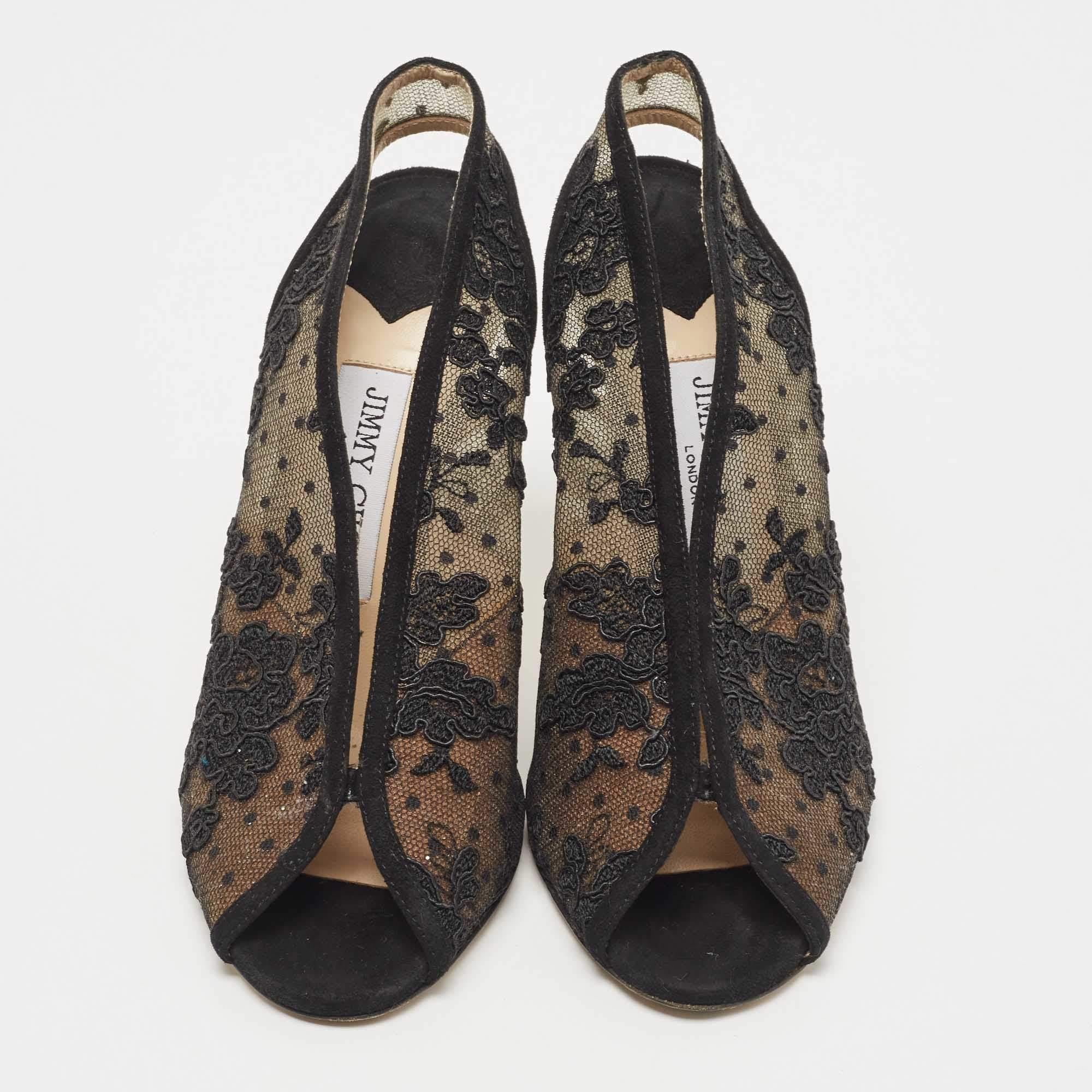 Noir Jimmy Choo Sandales en daim noir et dentelle brodée à bout ouvert Taille 36.5 en vente