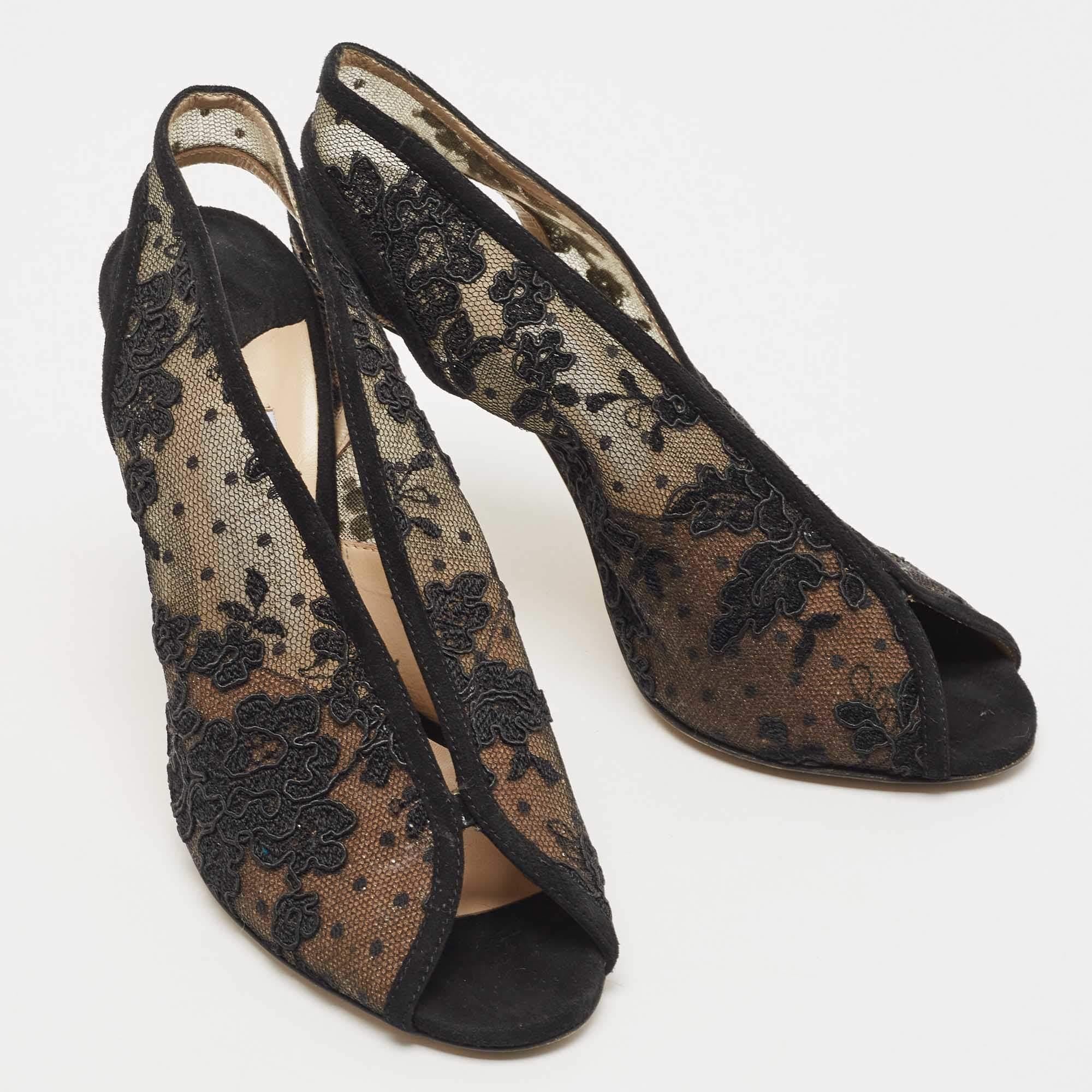Jimmy Choo Sandales en daim noir et dentelle brodée à bout ouvert Taille 36.5 Bon état - En vente à Dubai, Al Qouz 2