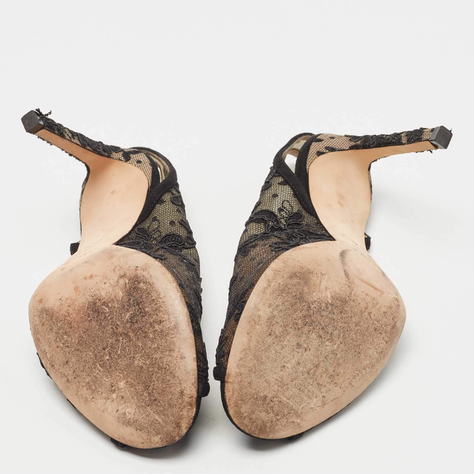 Jimmy Choo Sandales en daim noir et dentelle brodée à bout ouvert Taille 36.5 en vente 1