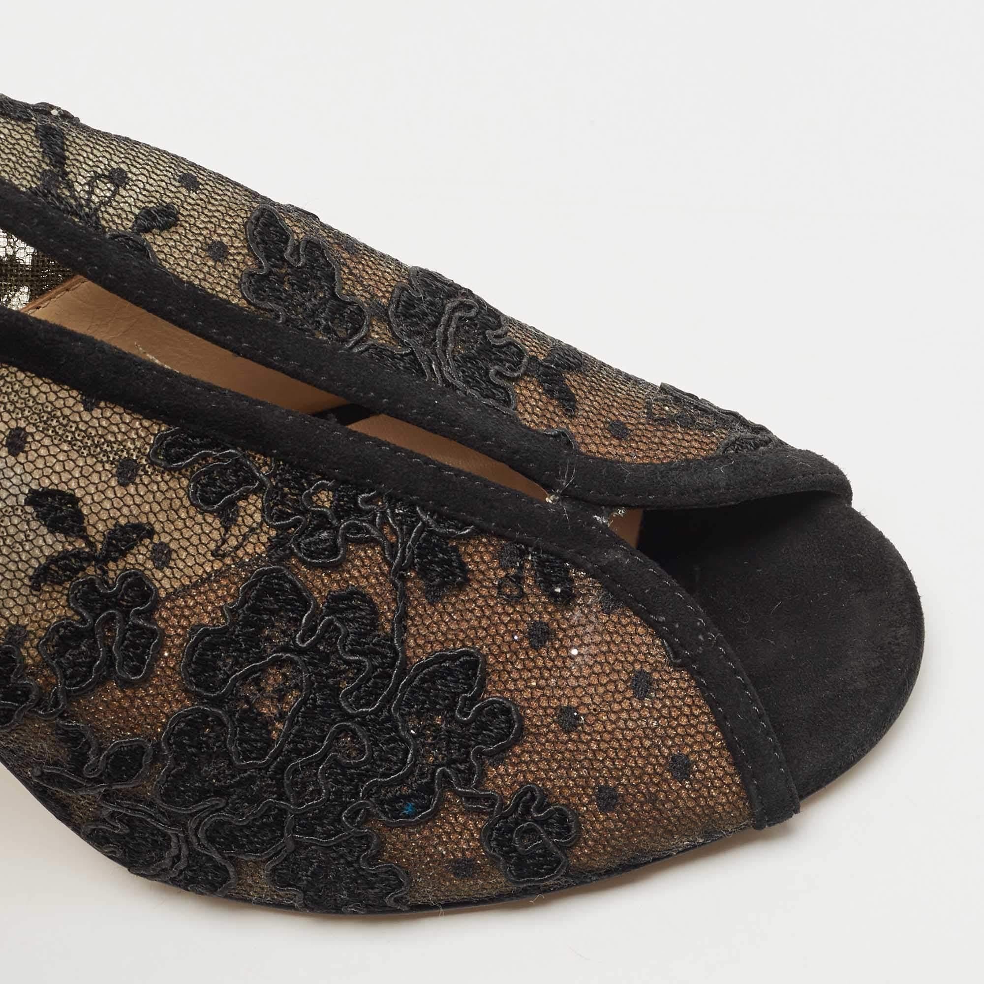 Jimmy Choo Sandales en daim noir et dentelle brodée à bout ouvert Taille 36.5 en vente 3