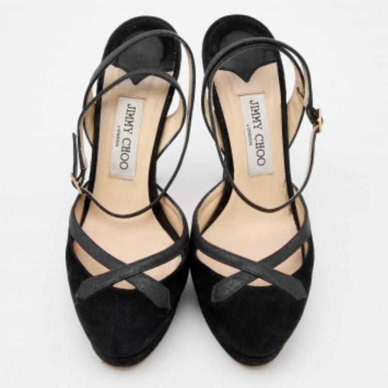Les sandales sont indispensables en toute saison, mais surtout en été. Cette paire de Jimmy Choo est parfaite pour les longues journées d'été et les nuits mouvementées. Ces sandales sont un compagnon idéal pour le quotidien et vous aideront à