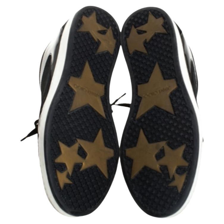 Ces baskets chics et branchées de Jimmy Choo donneront un coup de fouet à votre style. Portez avec style et assurance ces jolies baskets basses en daim et cuir verni. Elles sont de couleur noire et se portent avec des chaussures à lacets. Elles sont