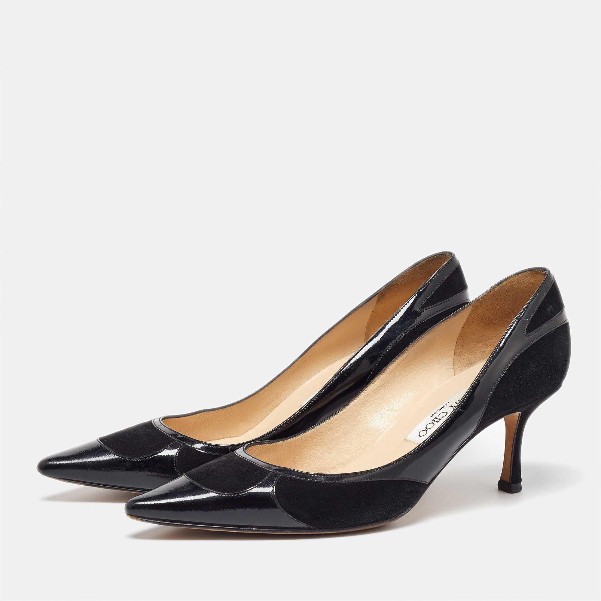 Faites preuve de chic avec ces escarpins de créateur. Ils présentent des talons robustes et des semelles durables, parfaits pour vos sorties à la mode.