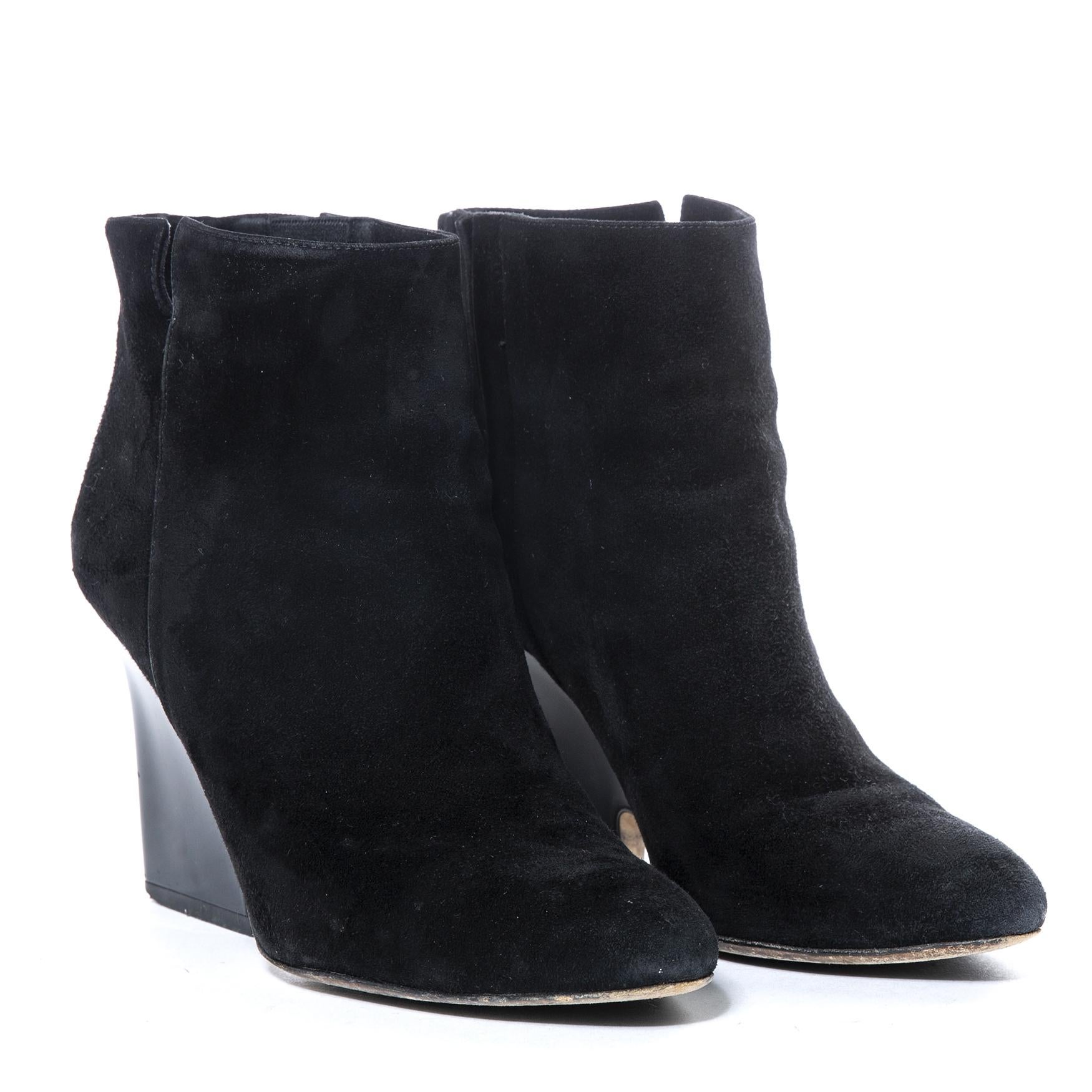 Very good preloved condition

Jimmy Choo Black Suede Ankle Boots - Size 36

Start fall season in style. 
This ankle boots are styled in a black suede and features a black patent wedge. 