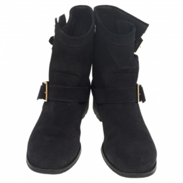 Jimmy Choo brings you this pair of finely crafted boots that are absolutely stunning to look at. Made from suede, the boots carry round toes, belt detailing, and sturdy soles. This pair will give you both comfort and high fashion.