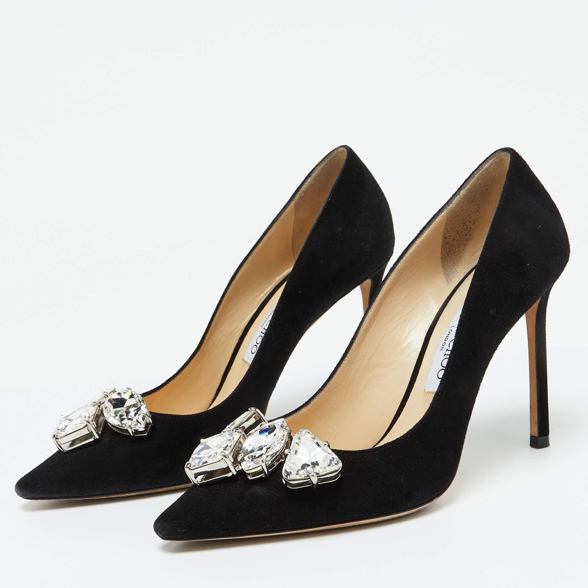 Faites preuve de chic avec ces escarpins de créateur. Ils présentent des talons robustes et des semelles durables  parfait pour vos sorties à la mode