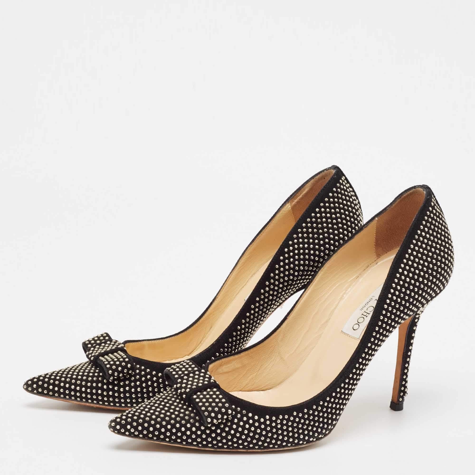 Des arches curvilignes, un attrait féminin et une structure bien construite définissent cet ensemble d'escarpins de créateur. Dotées de semelles intérieures confortables et de talons élégants, elles s'associent à vos tenues préférées.
