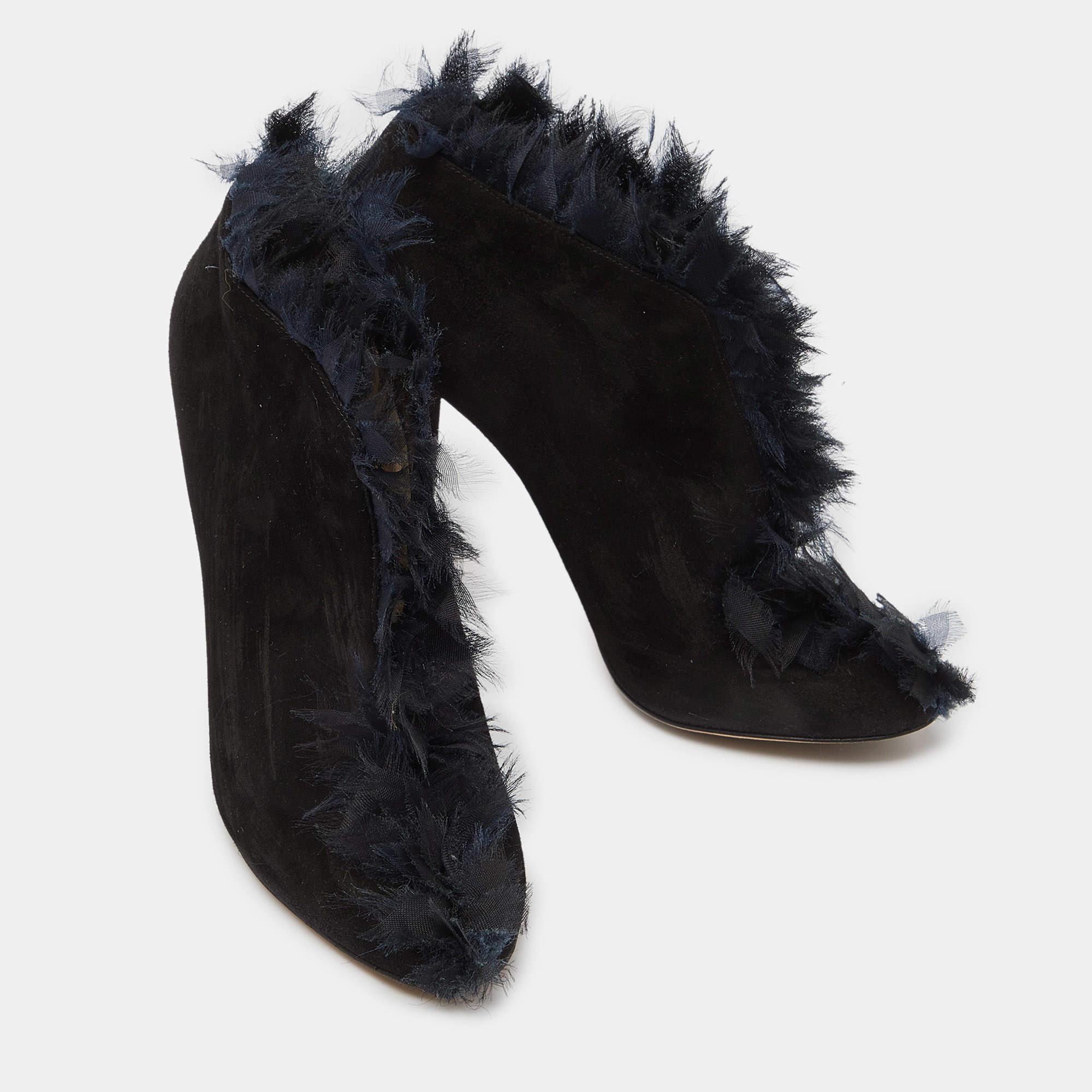 Jimmy Choo - Bottines à bouts ronds en daim noir avec ornements - Taille 38 Excellent état - En vente à Dubai, Al Qouz 2