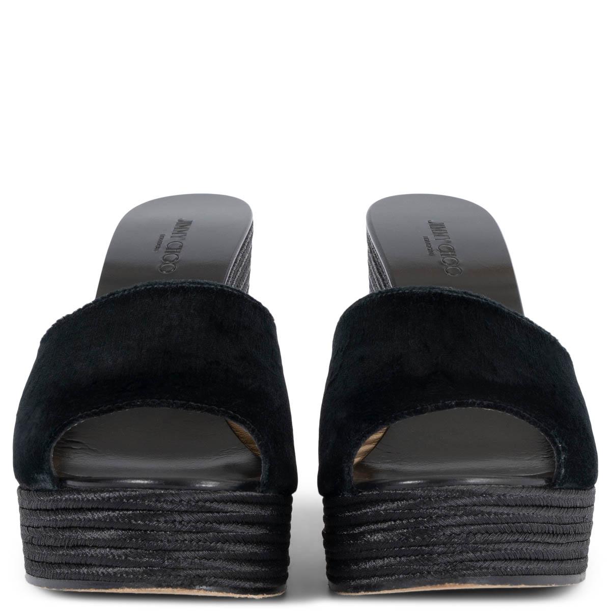 100% authentique Jimmy Choo DeeDee 125 sandales compensées en jute et velours noir métallisé. Ils ont été portés et sont en excellent état. Livré avec un sac à poussière.

Mesures
Taille imprimée	40.5 
Taille des chaussures	40.5
Semelle