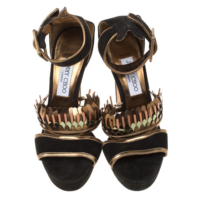 Questi sandali Kathleen di Jimmy Choo sono realizzati in pelle scamosciata e arricchiti da strati decorativi in pelle. Sono caratterizzate da punta peep, fibbie alla caviglia, plateau e tacco di 14 cm per aumentare la tua sicurezza.

