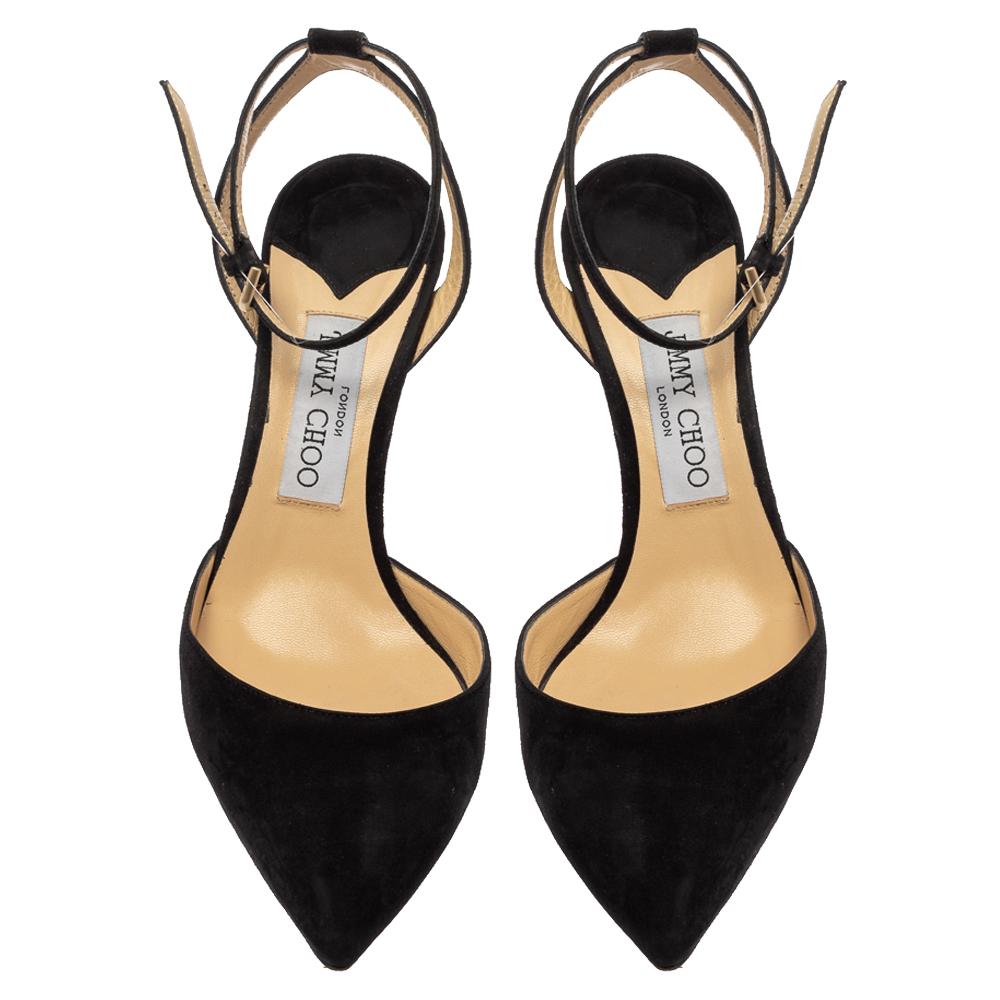Diese zeitlosen, eleganten und stilvollen Sandalen von Jimmy Choo passen zu den meisten Ihrer Outfits. Diese aus schwarzem Wildleder gefertigten Schuhe in spitzer Zehensilhouette sind mit knöchelhohen Riemen befestigt und auf schwarzen Absätzen