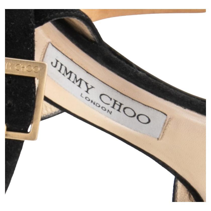 Ces sandales de Jimmy Choo sont avant-gardistes et ont l'air à la mode et chic. Confectionnées en daim, elles se parent d'une teinte noire. Ils sont dotés d'une bride de cheville à boucle et d'un talon bloc. Doublés d'un cuir de qualité supérieure,